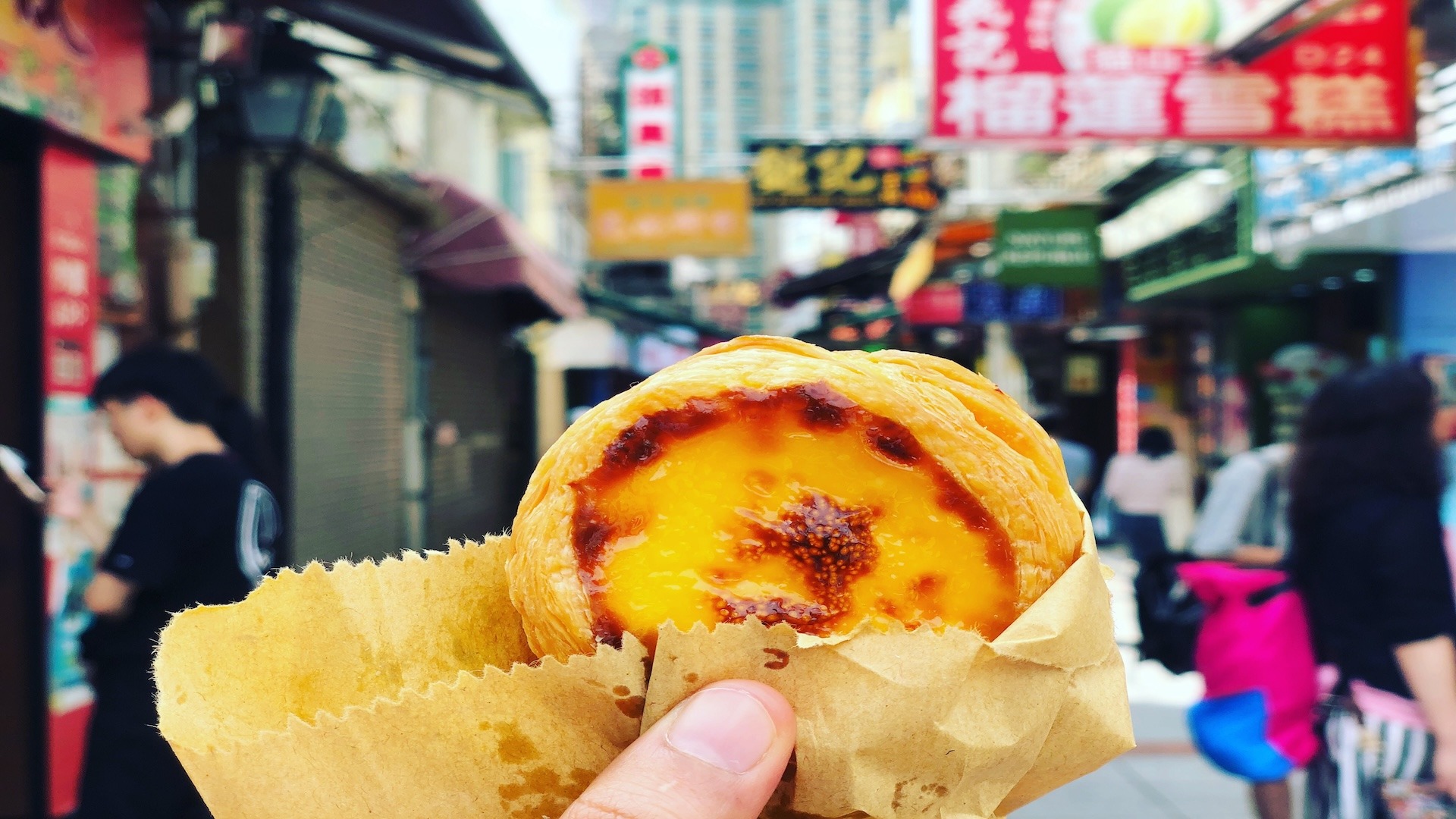 Những chiếc bánh trứng Bồ Đào Nha nóng hổi, vàng óng