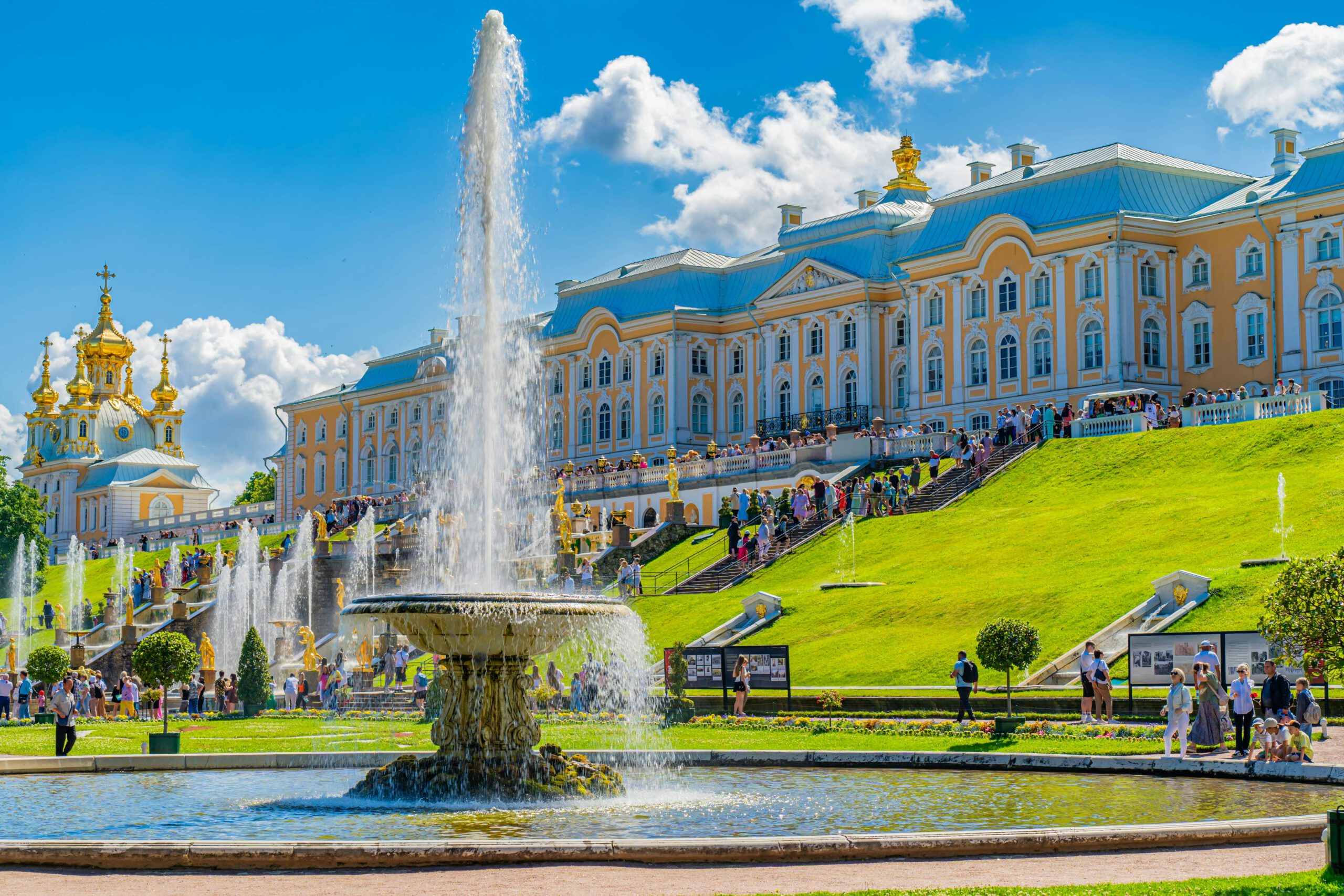 Cung điện Peterhof tráng lệ vào mùa thu