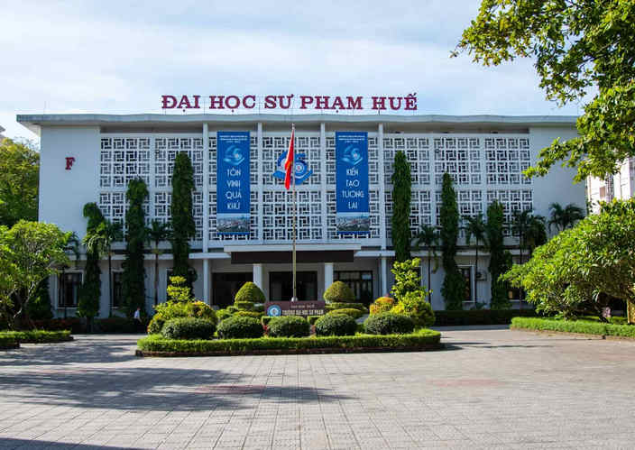 Một góc hành lang và lớp học nhuốm màu thời gian tại trường