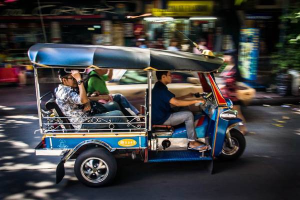 Chiếc Tuktuk chạy trên đường