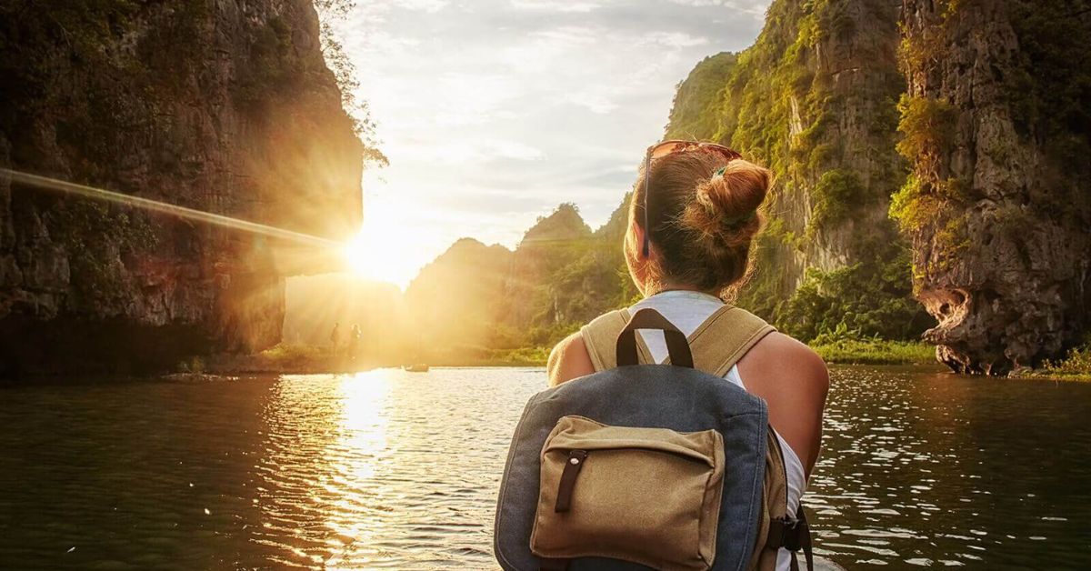 Cô gái chụp ảnh du lịch một mình