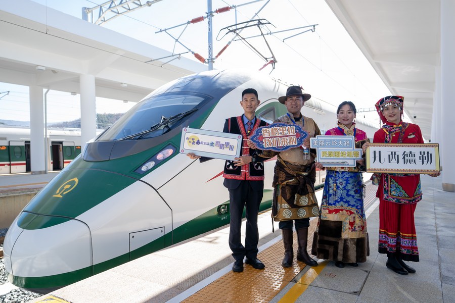 Chuyến tàu cao tốc đang lướt đi trên đường ray