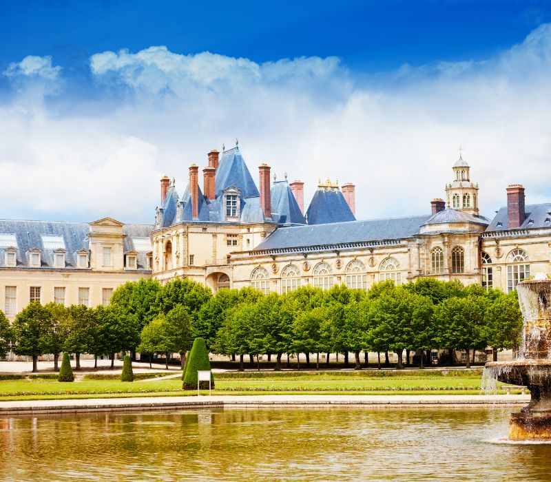 Một góc kiến trúc bên ngoài Lâu đài Fontainebleau