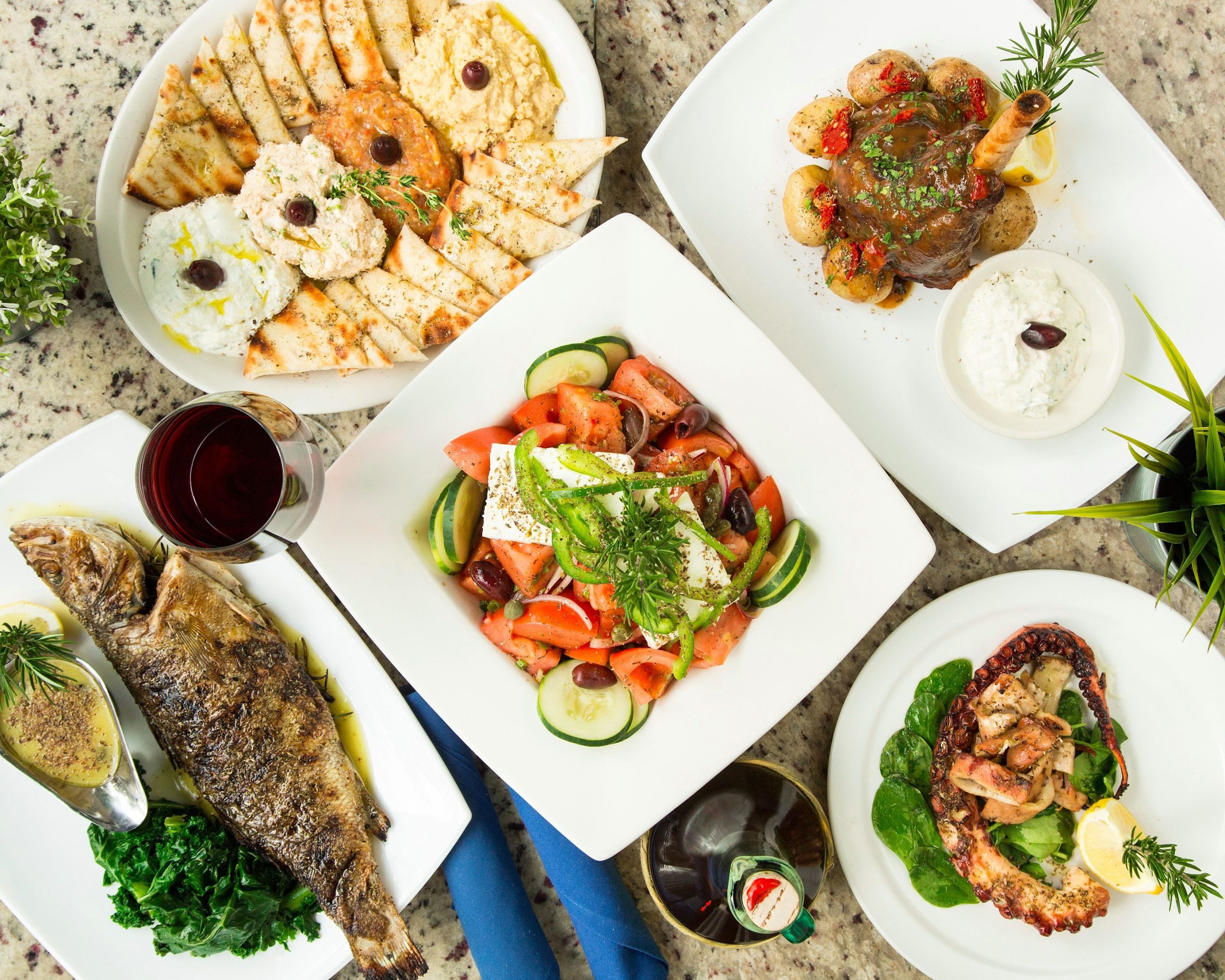 Bữa ăn kiểu Hy Lạp với bạch tuộc nướng và salad.