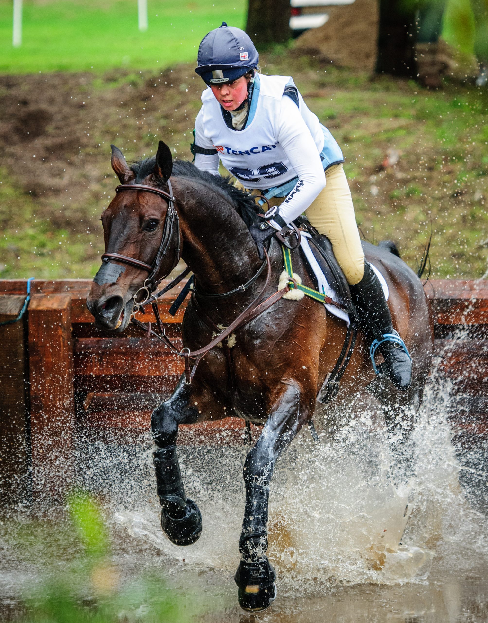 Người đang cưỡi ngựa trắng tại trường đua