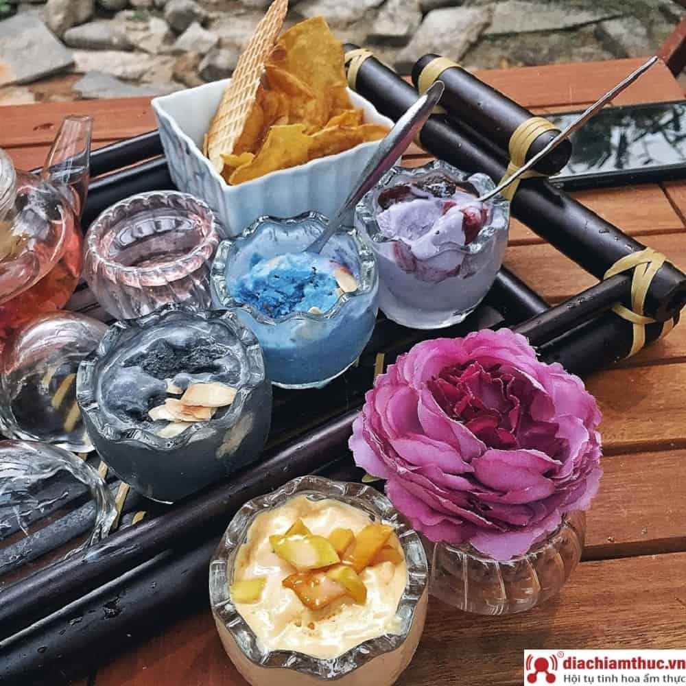 Đĩa kem đầy màu sắc với nhiều hương vị khác nhau