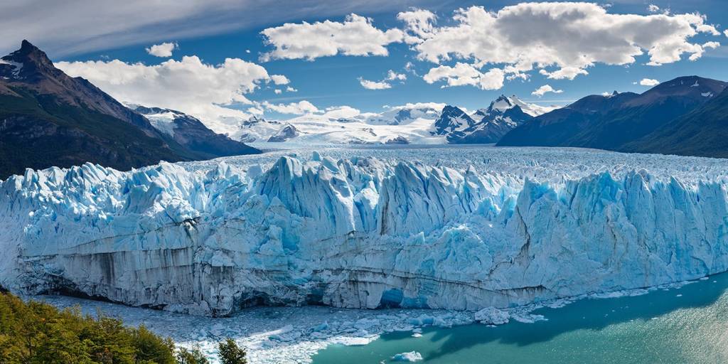Khối sông băng Perito Moreno ở Patagonia với màu xanh ngọc bích đặc trưng