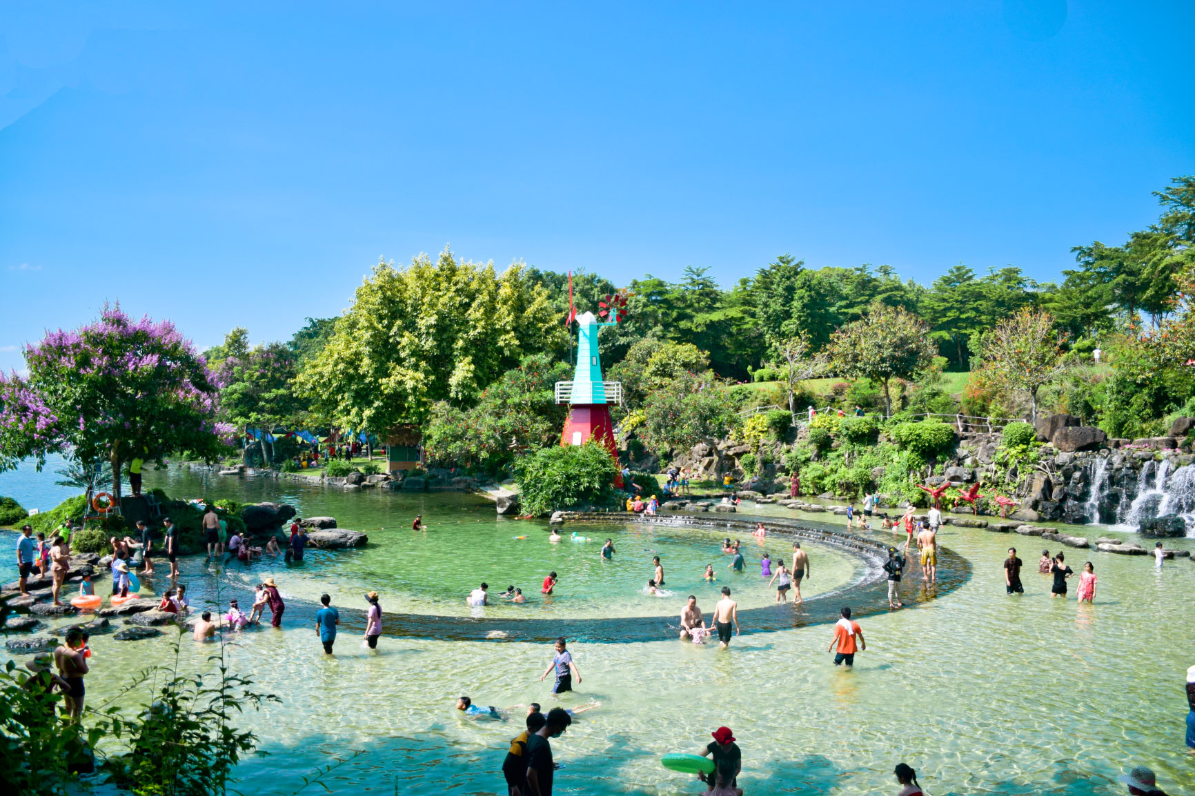 Hồ nước trong xanh tại Khu du lịch Suối Mơ