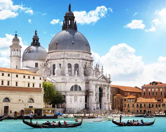 Nhà thờ Santa Maria della Salute nhìn từ kênh đào