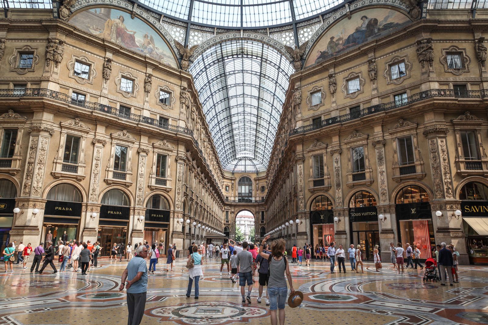 Bên trong Galleria Vittorio Emanuele II với các cửa hàng sang trọng