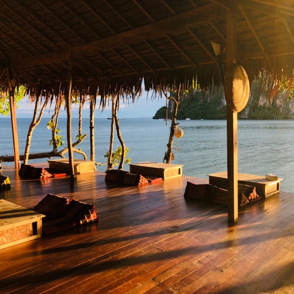 Tew Lay Bar với thiết kế độc đáo trên cây nhìn ra biển