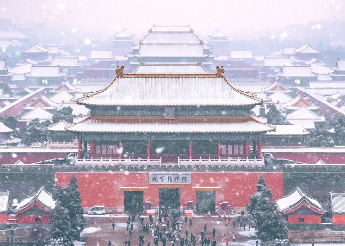 Du khách mặc trang phục ấm áp giữa trời tuyết Bắc Kinh