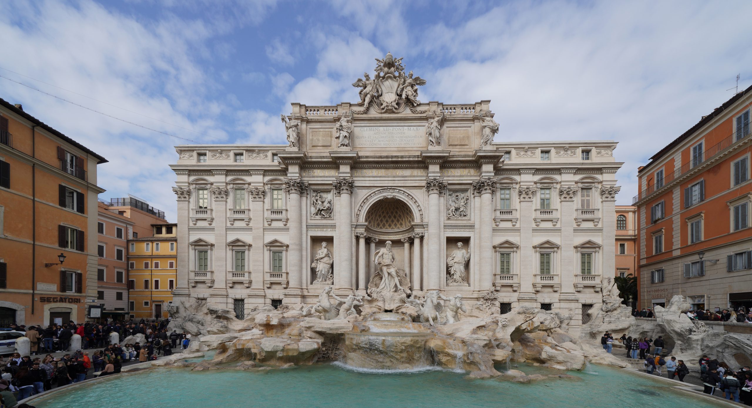 Đài phun nước Trevi với tượng thần Neptune