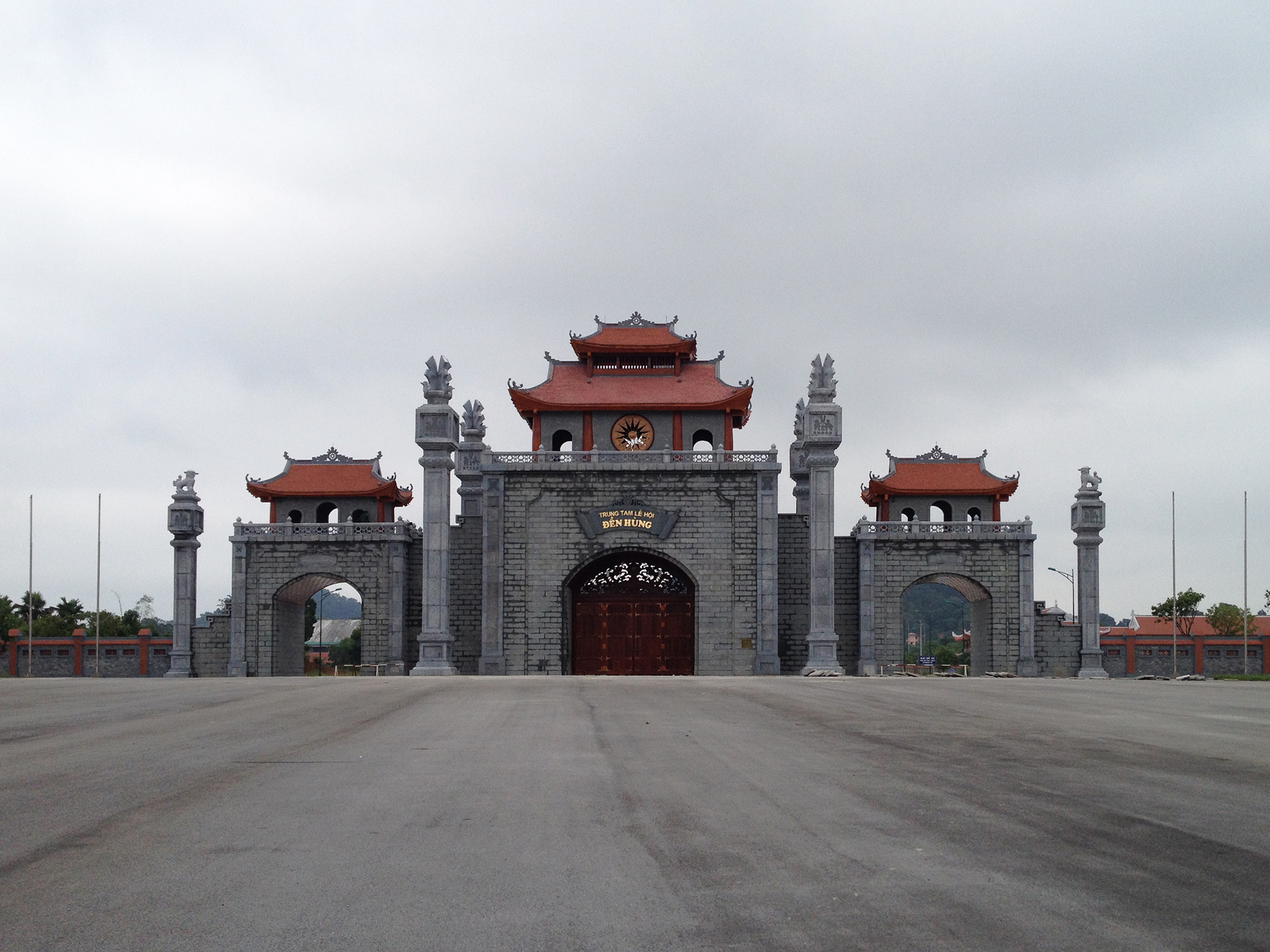 Toàn cảnh lễ hội Giỗ Tổ Hùng Vương tại trung tâm lễ hội Đền Hùng với đông đảo người dân tham gia.