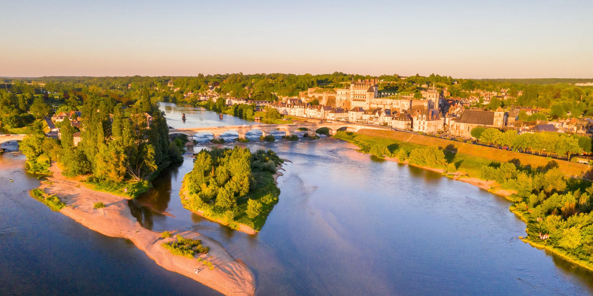 Lâu đài giữa thiên nhiên tươi đẹp