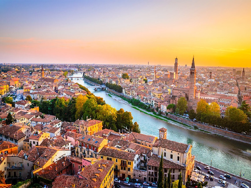 Thành phố tình yêu Verona với ban công Juliet