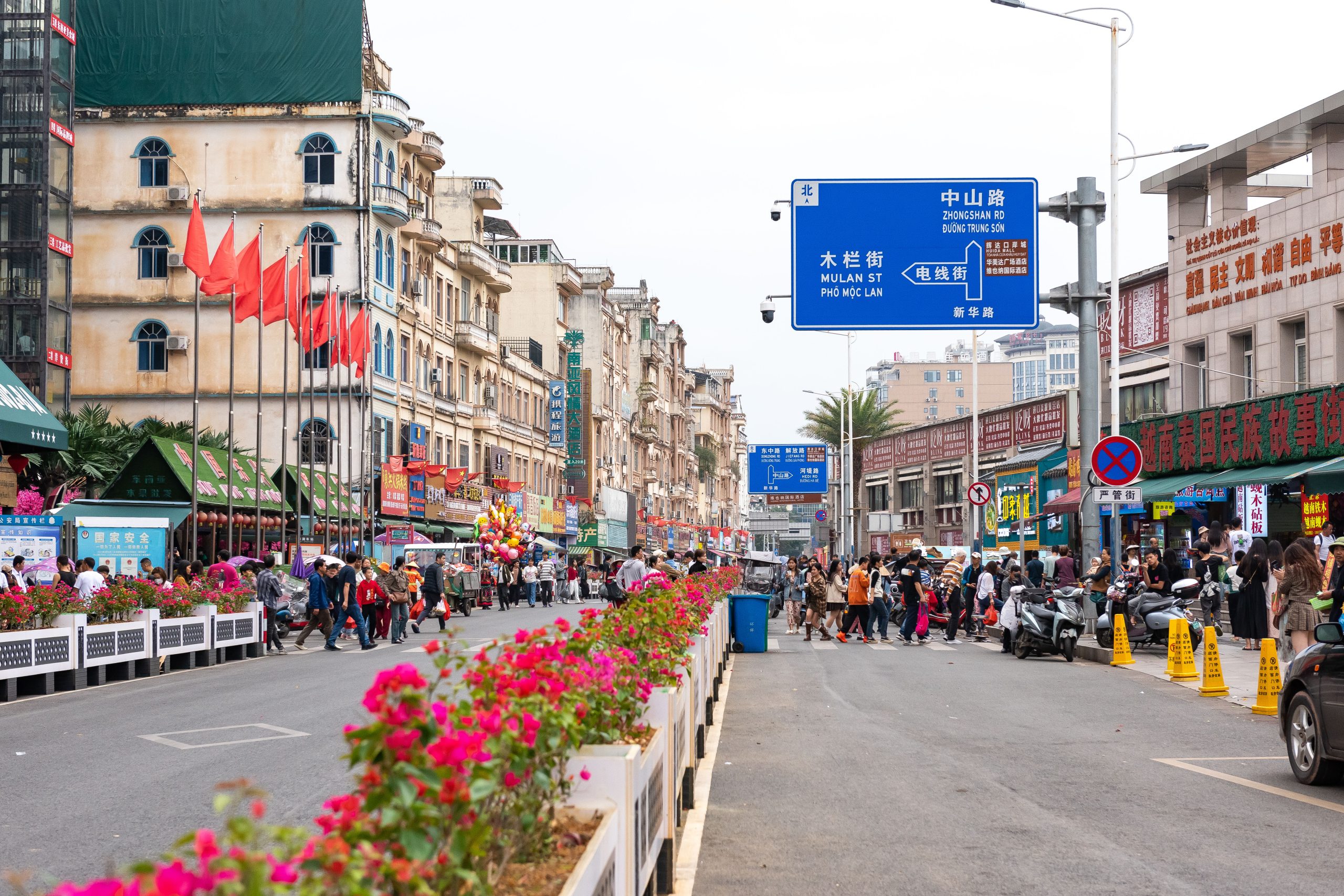 Một con phố rộng rãi, sạch đẹp ở Đông Hưng với kiến trúc đặc trưng Trung Quốc