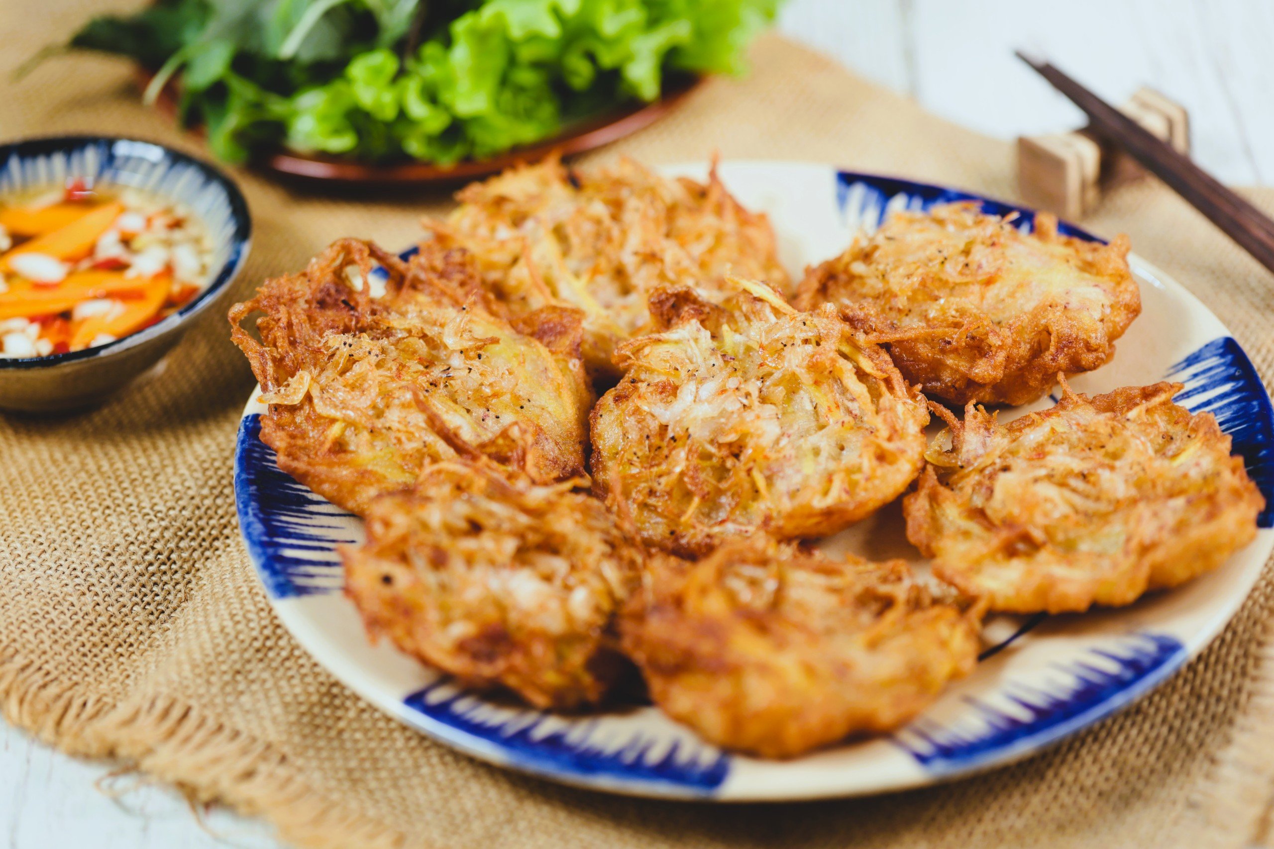 Lạp xưởng nướng trên đá nóng