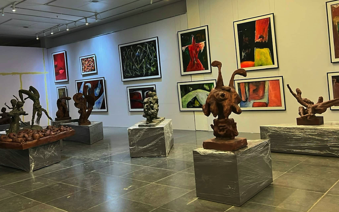 Du khách chụp ảnh tại triển lãm với ánh sáng tuyệt đẹp