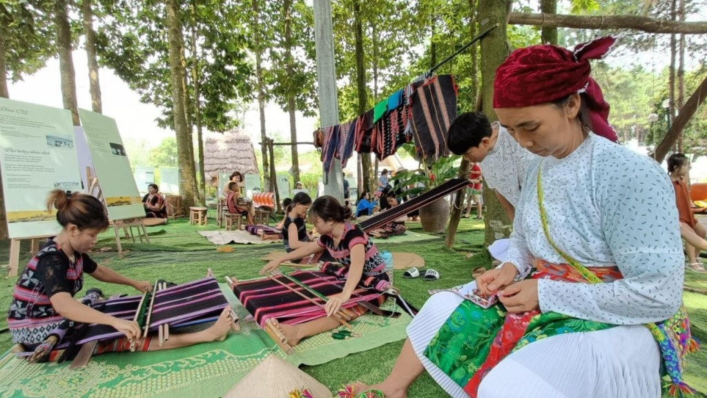 Du khách nước ngoài thưởng thức ẩm thực đường phố Việt Nam