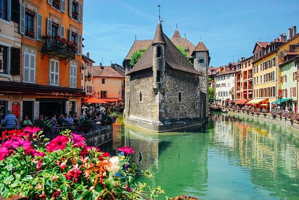 Những giỏ hoa rực rỡ trên ban công phố cổ Annecy