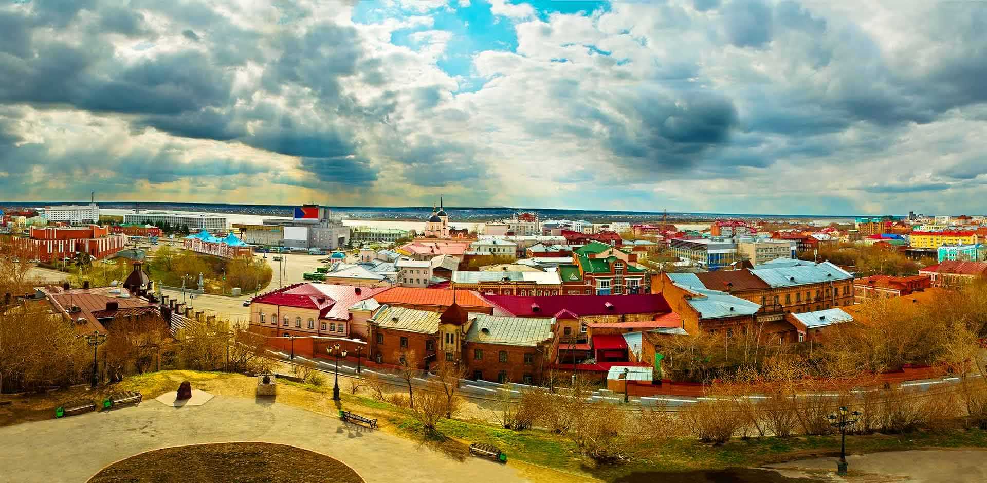 Cảnh quan thành phố Tomsk thơ mộng với kiến trúc cổ kính