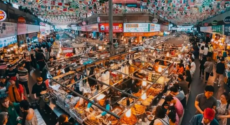 Người mặc đồng phục học sinh Hàn Quốc tại làng Ehwa