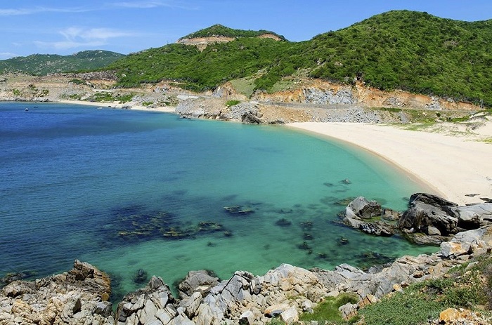 Bãi Chuối với bờ cát trắng mịn và làn nước biển trong xanh biếc