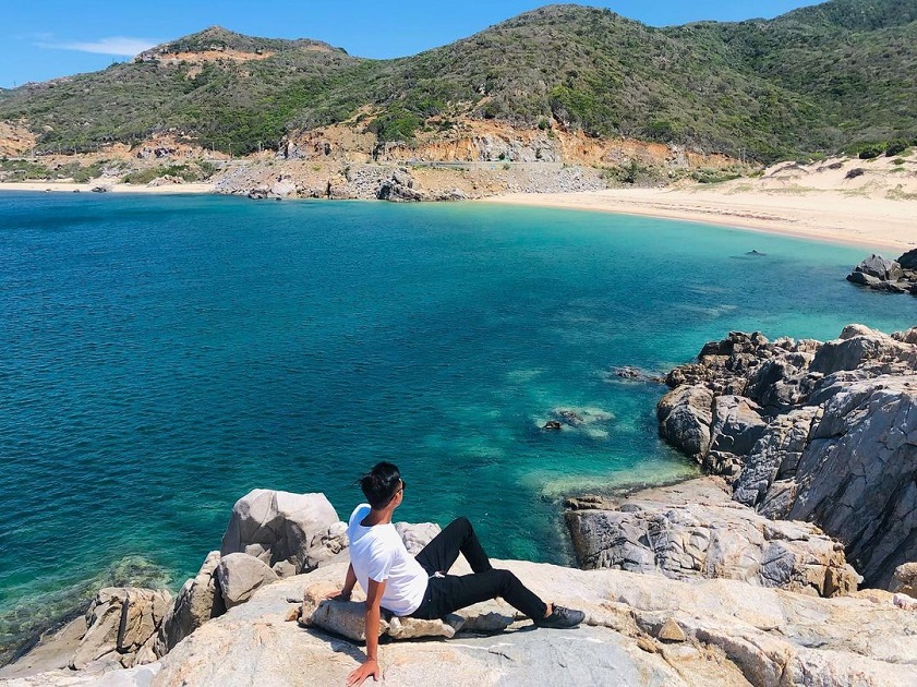 Bãi Chuối với vách núi đá bao quanh, nước biển trong xanh