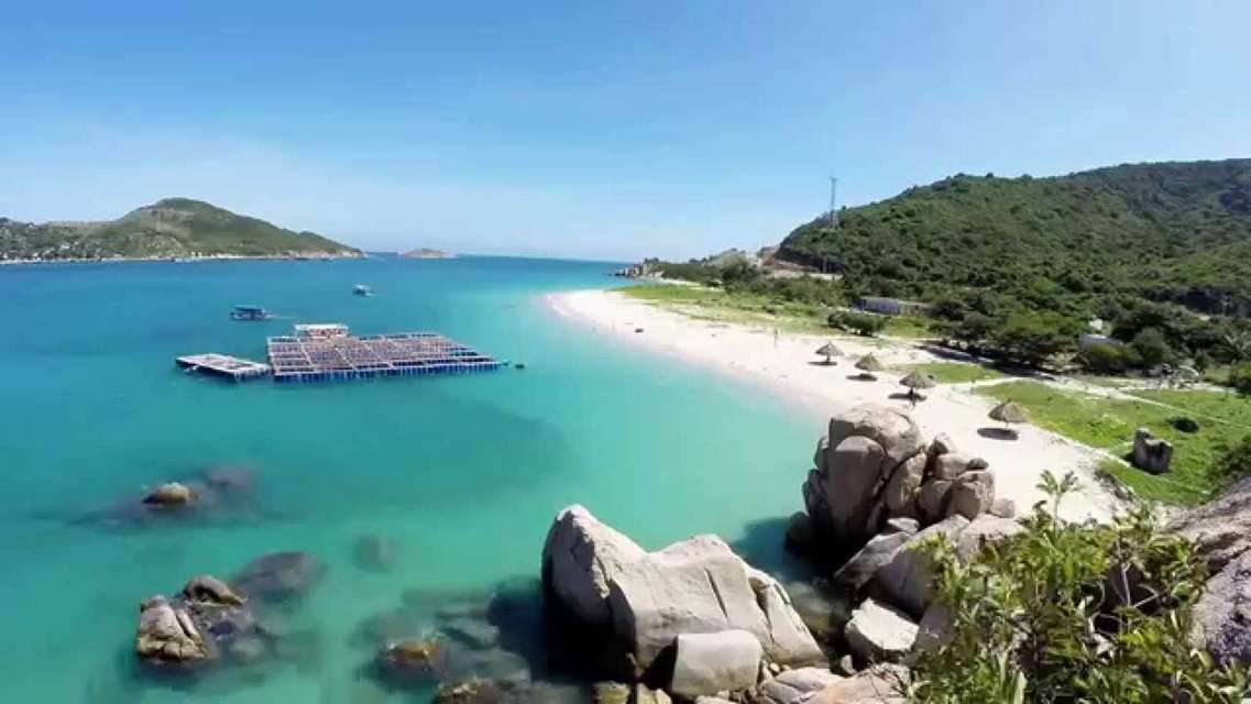 Màu nước biển xanh trong tại Bãi Kinh