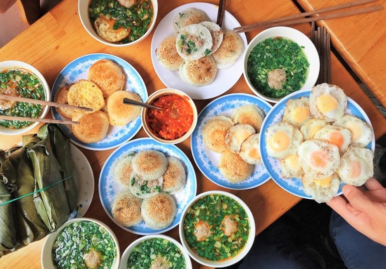 Bánh căn trứng cút nóng hổi