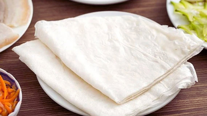Bánh tráng phơi sương và rau sống