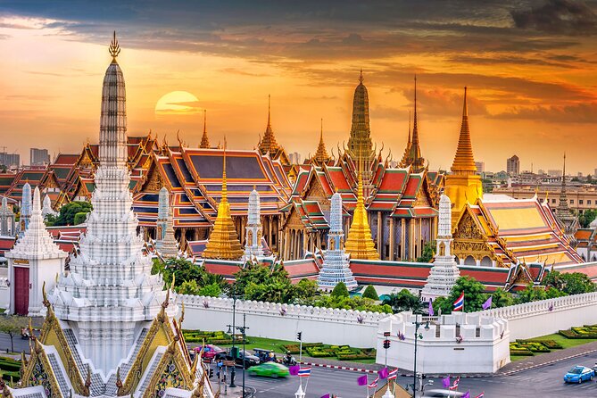 Ngôi chùa Wat Arun với kiến trúc độc đáo, lấp lánh dưới ánh nắng