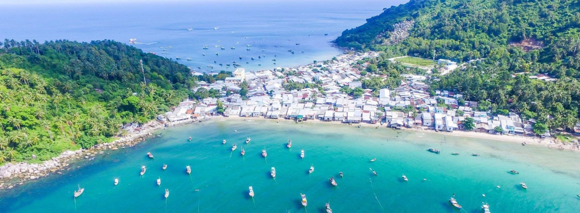 Con đường quanh co rợp bóng cây ở Hòn Sơn