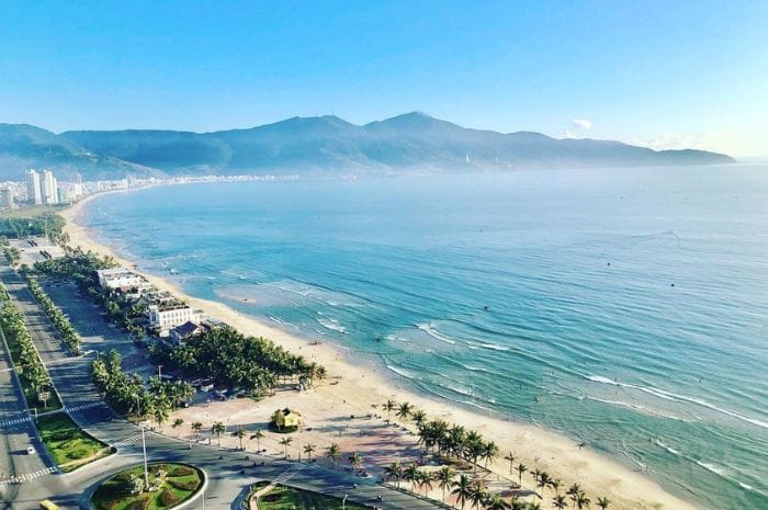 Cảnh biển Mỹ Khê thanh bình với thuyền thúng