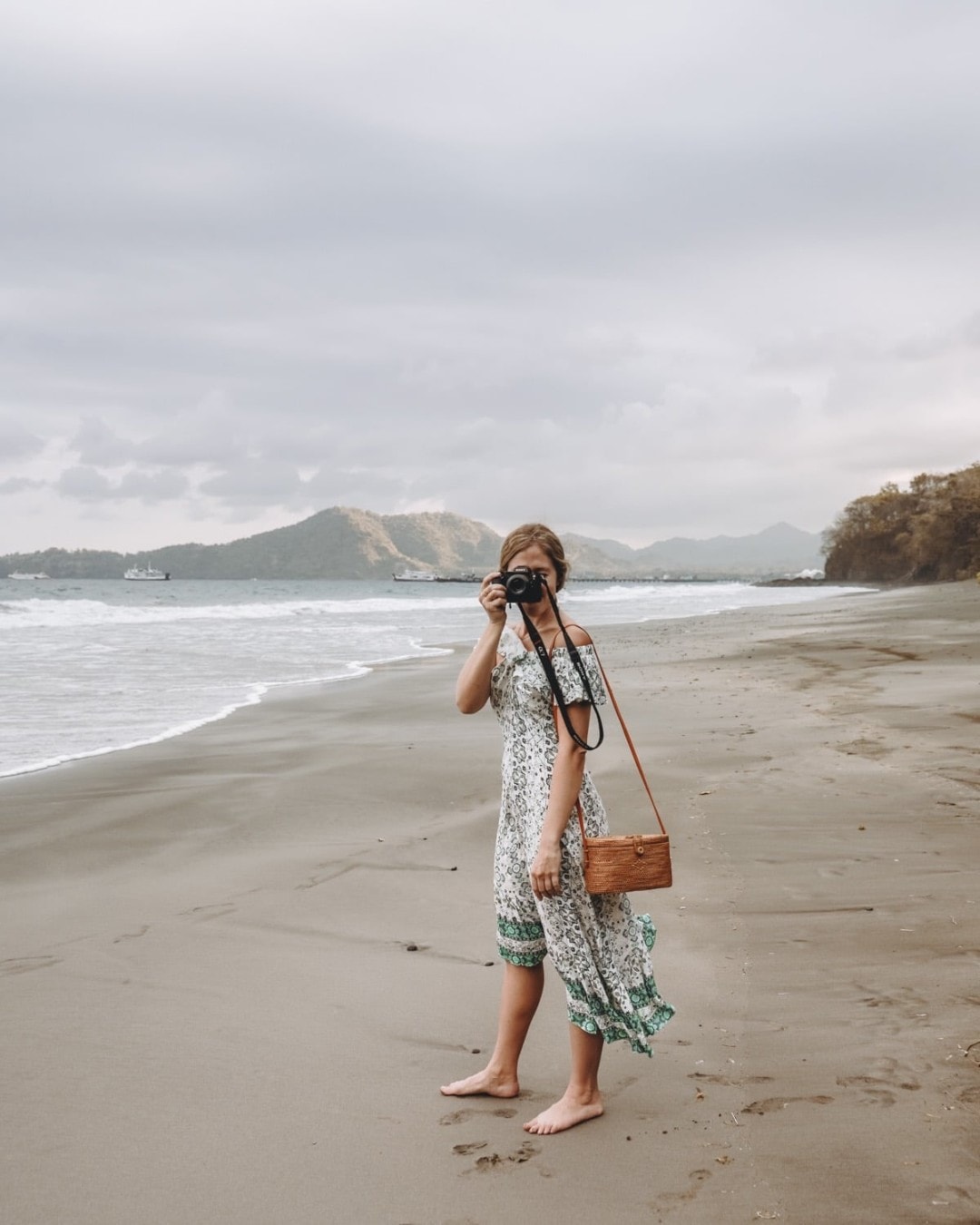 Cô gái đang ngồi viết blog với cốc cà phê