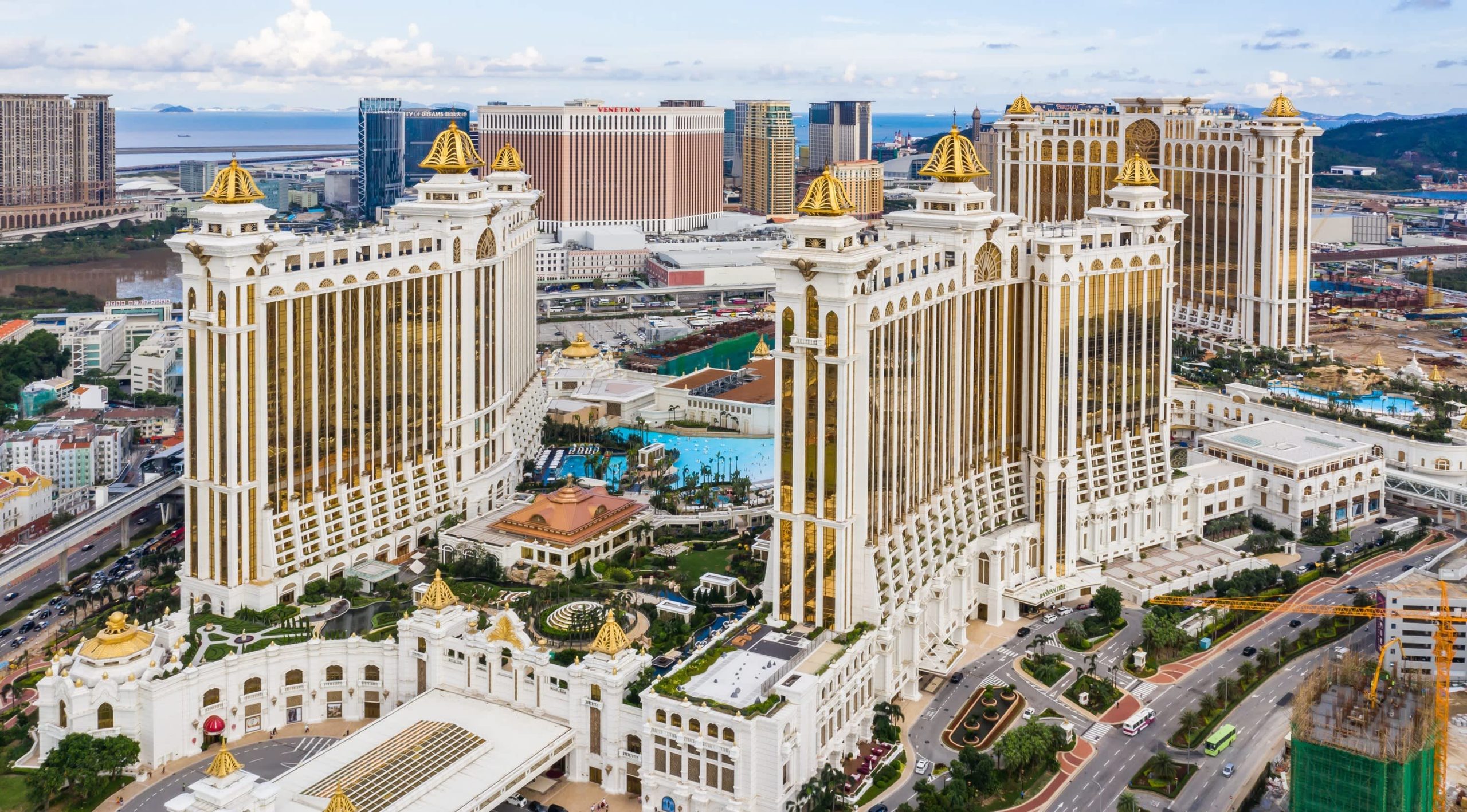 Quảng trường Senado với kiến trúc độc đáo, lát gạch sóng biển