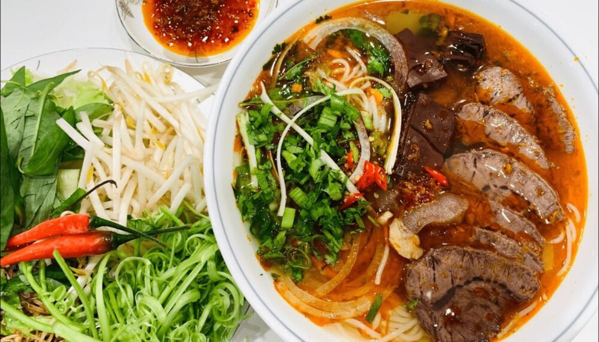 Bát bún bò với đầy đủ thịt, giò và rau sống