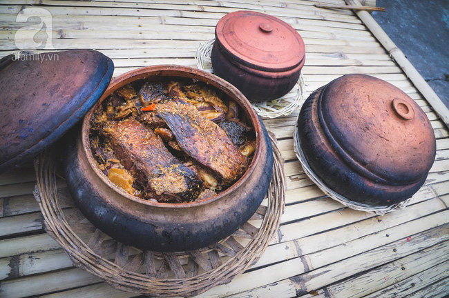 Nồi cá nấu đất nóng hổi