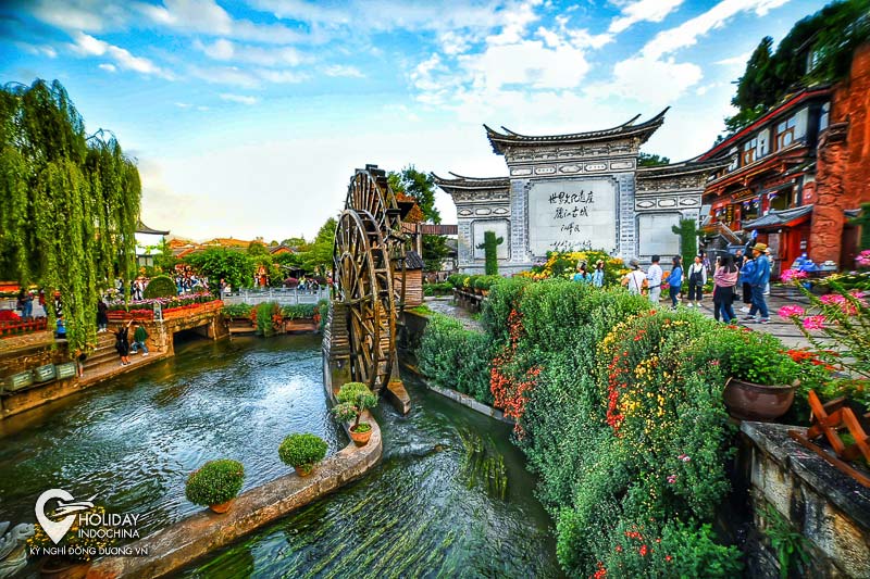 Cầu Ngọc Long bắc qua dòng suối xanh biếc ở Lệ Giang