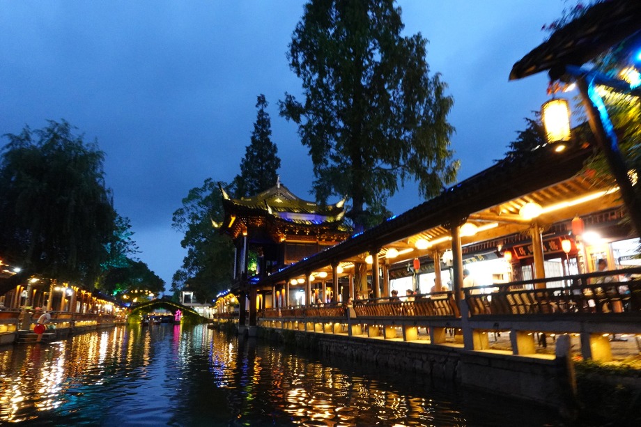 Một thị trấn cổ ở Tô Châu với kênh đào và nhà cửa truyền thống