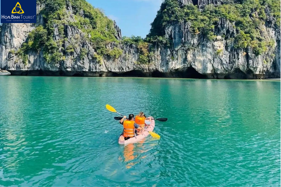 Cận cảnh du khách chèo thuyền kayak trên mặt nước xanh biếc của Vịnh Lan Hạ