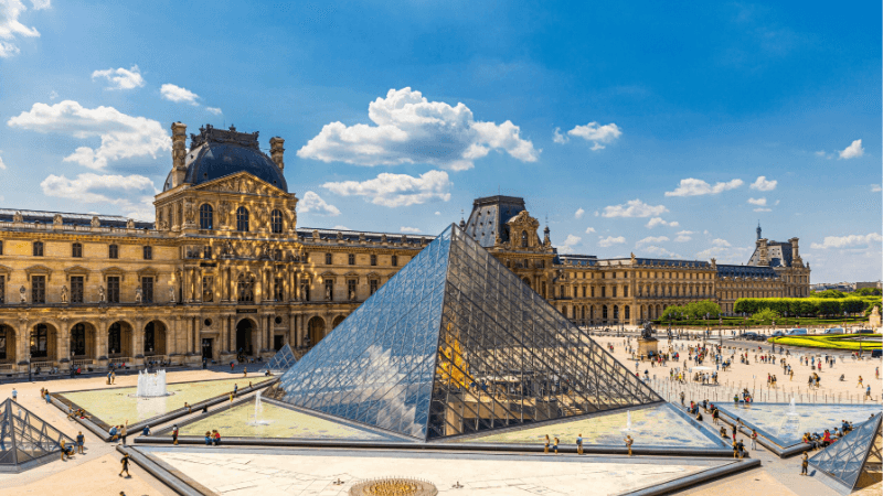 Kim tự tháp kính nổi tiếng của Bảo tàng Louvre