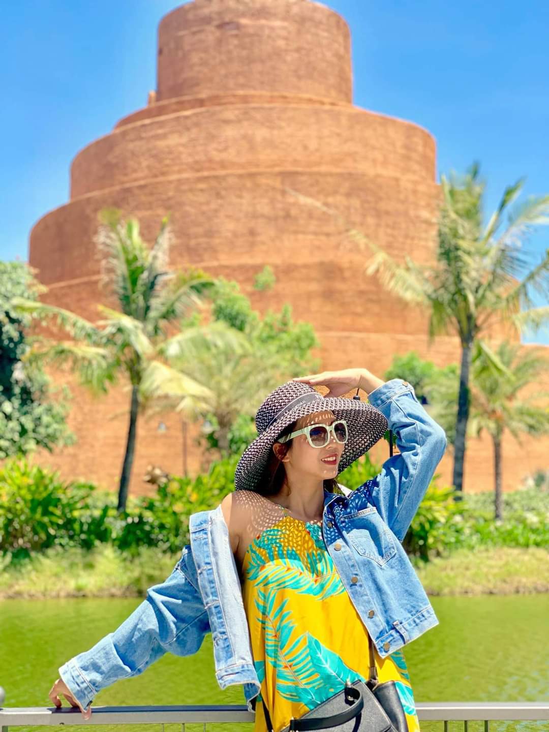 Cô gái chụp ảnh du lịch tại điểm đến đẹp