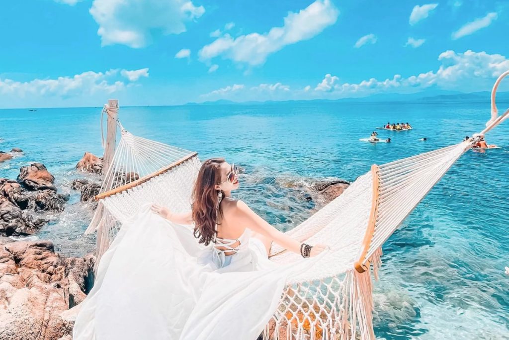 Cặp đôi đang chụp ảnh khi đi du lịch