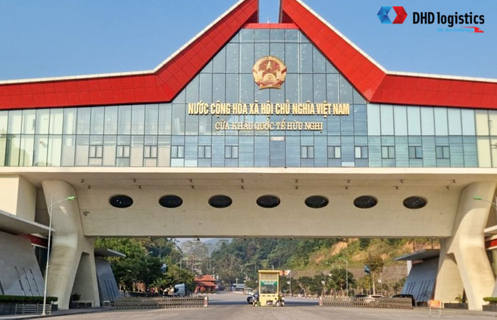 Cửa khẩu Hữu Nghị đông đúc