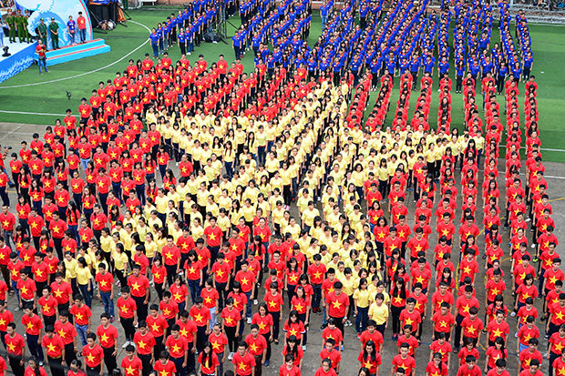 Người dân lắng nghe nhạc cách mạng giữa lòng Hà Nội