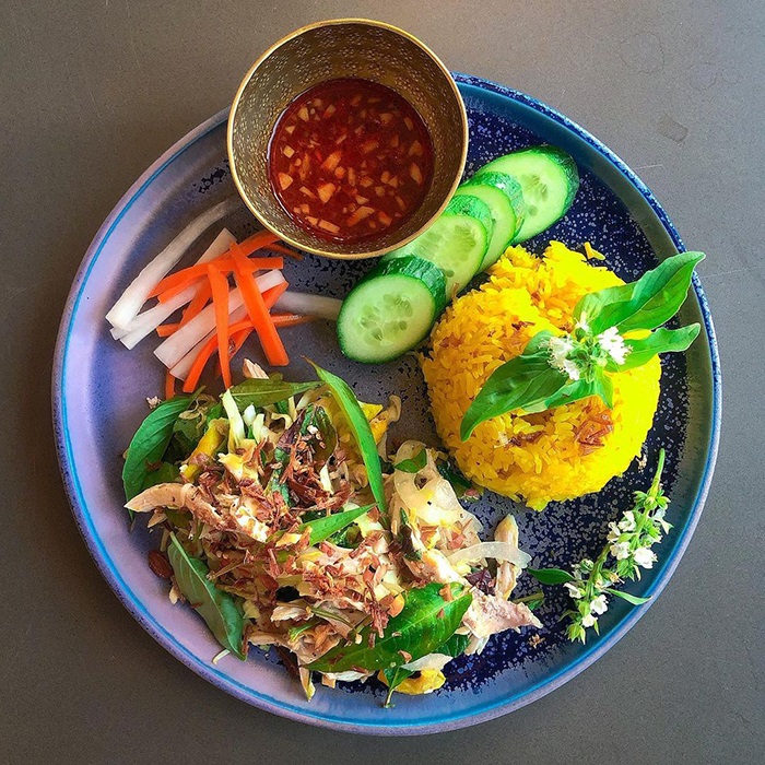 Tô Cao Lầu nóng hổi với sợi mì, thịt xá xíu và rau sống