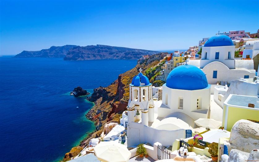 Đường đi ở Santorini với hoa