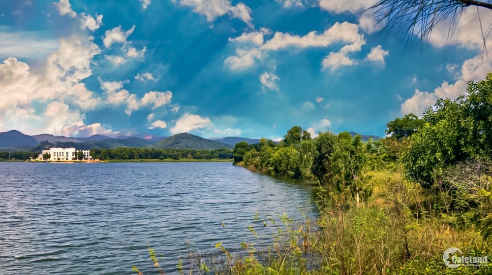 Khung cảnh hồ yên bình